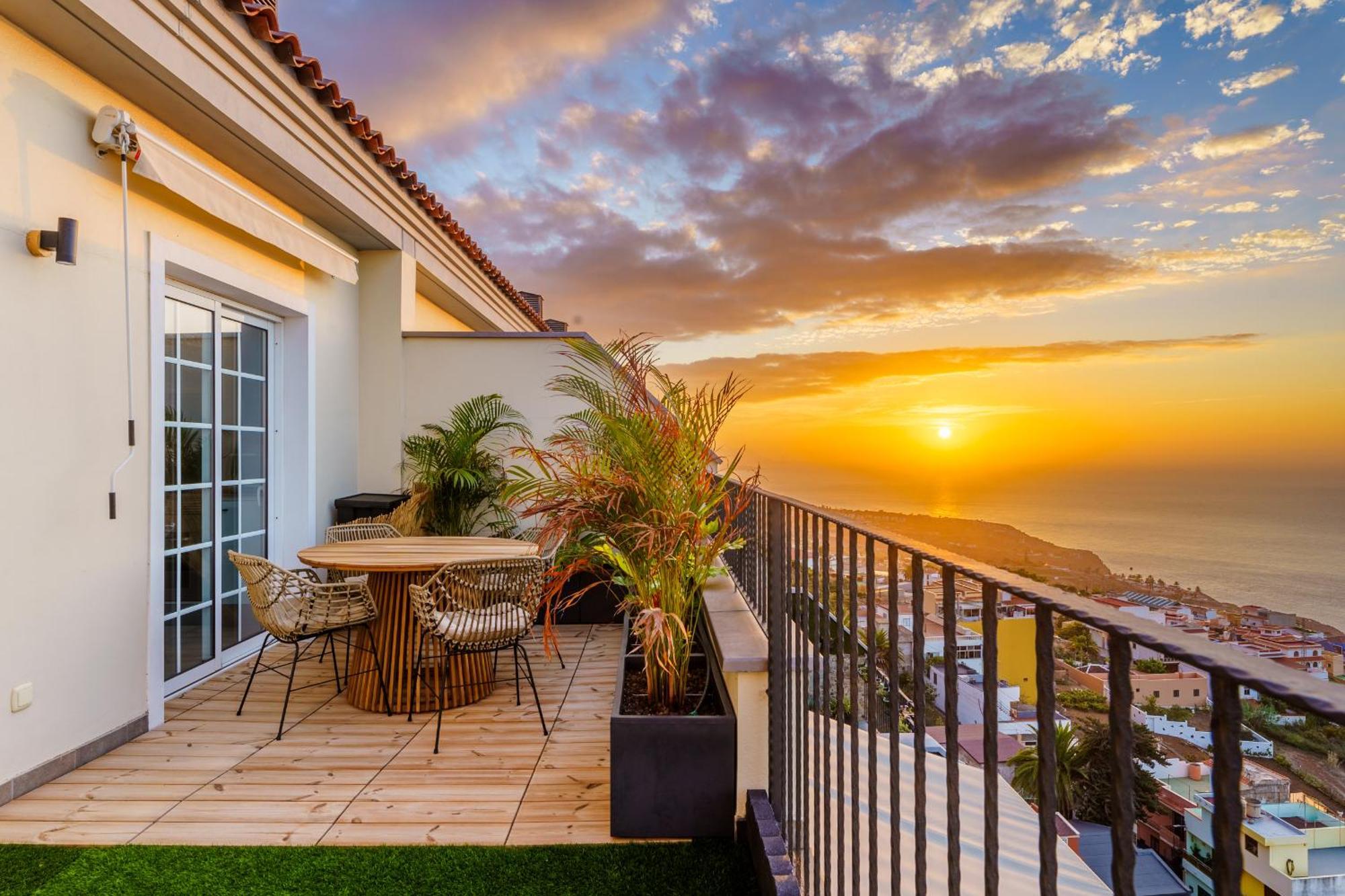 Victoria Dreamhouse - 2br Seaviews Terrace Apartment *