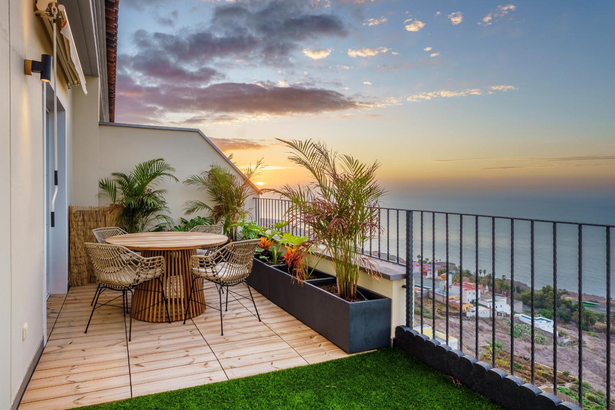 Victoria Dreamhouse - 2br Seaviews Terrace Apartment