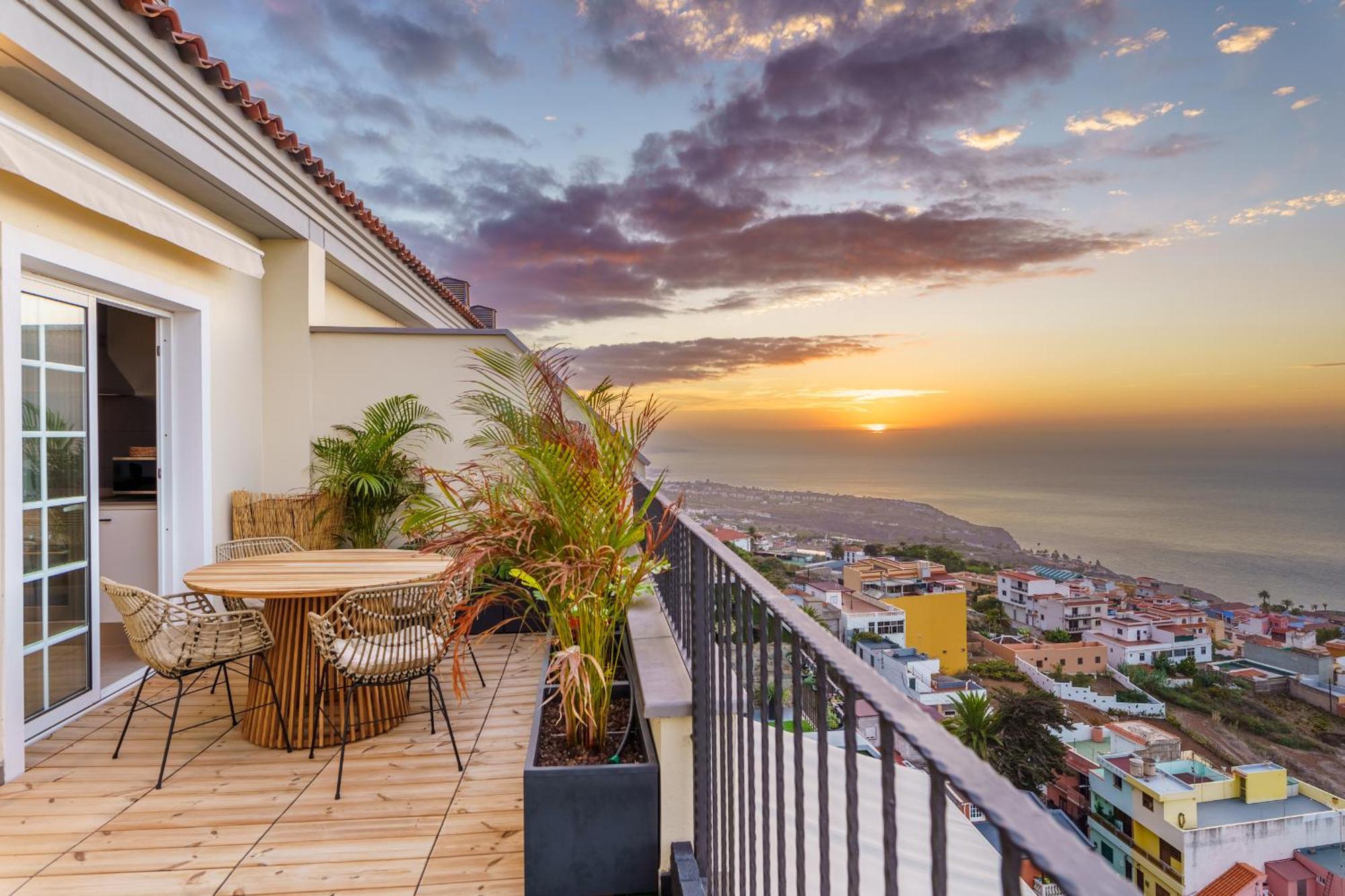 Victoria Dreamhouse - 2br Seaviews Terrace Apartment